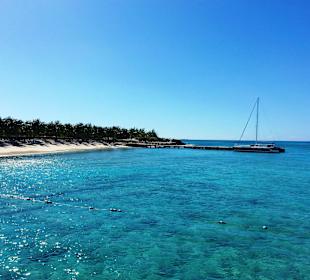 Blick auf den Strand vom Schiff aus