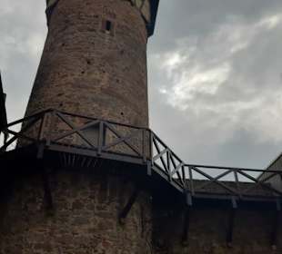 Burgturm mit Wolken