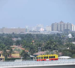 Sun Trolley vor der Skyline Fort Lauderdales