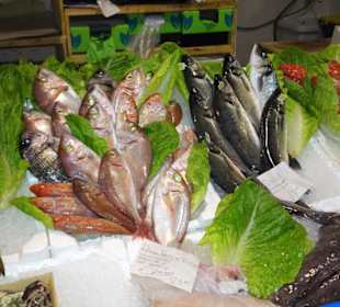 Rundgang zwischen den Auslagen des Mercato Civico