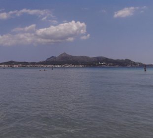 Strand mit Berge im Hintergrund 