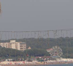 Na dalszym brzegu widać hotele