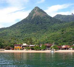 Vila do Abraao vom Meer aus