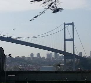 Unterhalb der Brücke