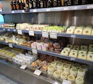 Warenangebot vor dem Abflug am Airport Olbia