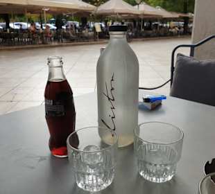 Tafelwasser und Cola