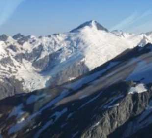 Aufbruch über Berge und Gletscher