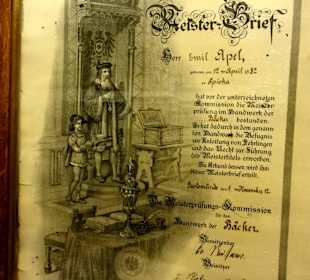 Alte Meisterbriefe an den Wänden