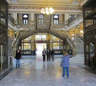 Кованые лестницы в здании почтампта