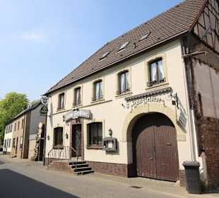 Straßen und Gebäude in Zons