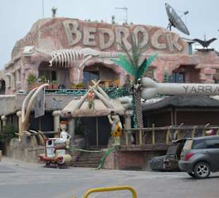 Typische Fassade aus dem Partyzentrum