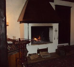 Vor dem knisternden Feuer zu Abend essen 