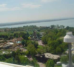 Blick über einen Teil des Gardaland bis zum See