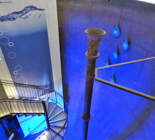 Der Weg durch den alten Wasserbehälter