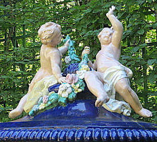 Eine Puttengruppe in der Gartenanlage