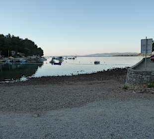 Frühmorgens in der Bucht der Rezeption