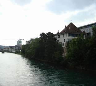 Der Zürcher Hardturm an der Limmat