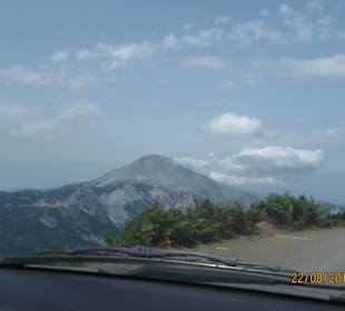 Fahrt zwischen der Berge