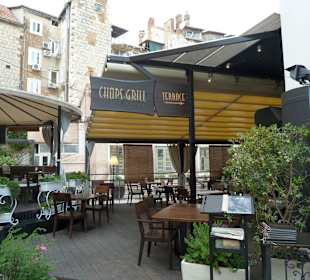 Spezialitäten sind Steaks und Fisch