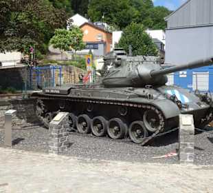 Panzer vor dem Museum für Militärgeschichte