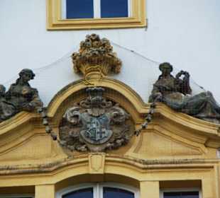 Haupthaus Wappen und  Verzierungen
