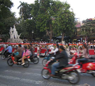 Mofas, Rikschas und auch Autos.