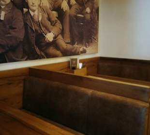 Tische am Gang entlang der Theke