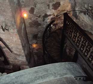 大酒桶旁的楼梯