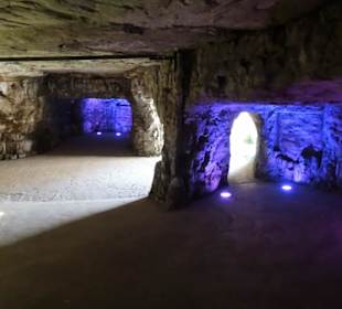 Rundgang durch die Felsgänge der Kasematten