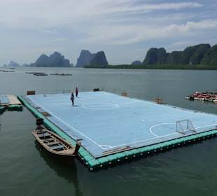 Schwimmender Fußballplatz im Seezigeunerdorf