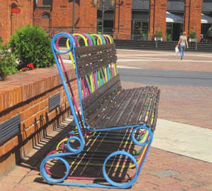 Farbenfrohe Bänke