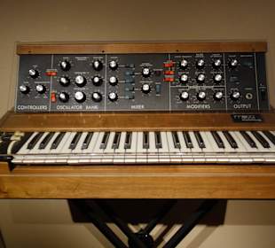 Syntezator analogowy w muzeum techniki