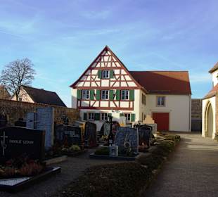 Außenbereich mit Friedhof