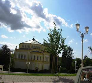 Im Vordergrund Kirche