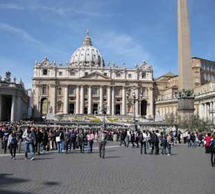 In stetigen Zyklen kommen Touristengruppen  