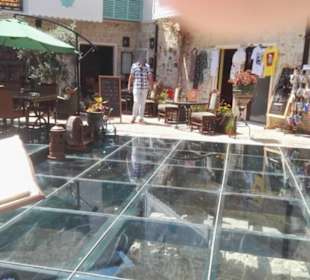 Mit Glasplatten überdeckte Ausgrabungen