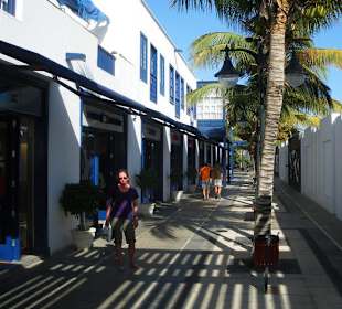 Einkaufsmeile am Hafen von Puerto Calero