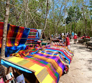 Händler auf dem Weg zur Cenote