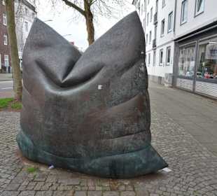 Ansichten der Skulptur Das Kissen