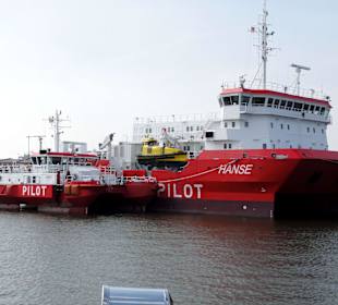 SWATH-Lotsenversetzer im Hafen