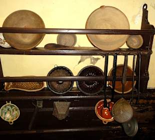 Geschirrsammlung an der Wand