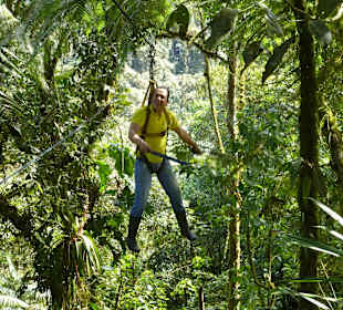 Unser Guide schlägt mit der Machete den Weg frei