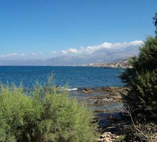 Ausblick von der Stadt aus auf das Meer
