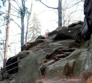 Steiler schwarzer Weg