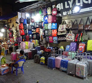 Auf dem Night Markt in Hanoi unterwegs