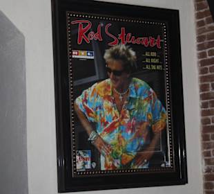 Ausstattung Café durch prominente Gegenstände