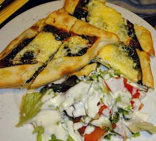 Ispanak Pide mit Salat
