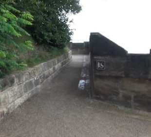 Entlang der Festungsmauer