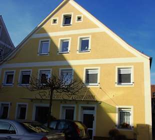 Sehr schöne Häuser vor dem Storchenturm