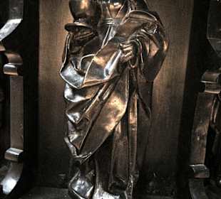 Heiligenfiguren am Taufbecken